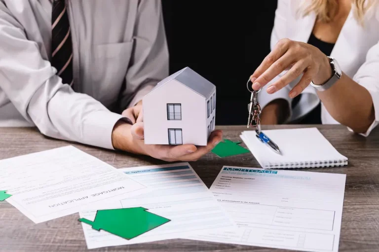 agence-immobiliere-donnant-cles-au-nouveau-proprietaire