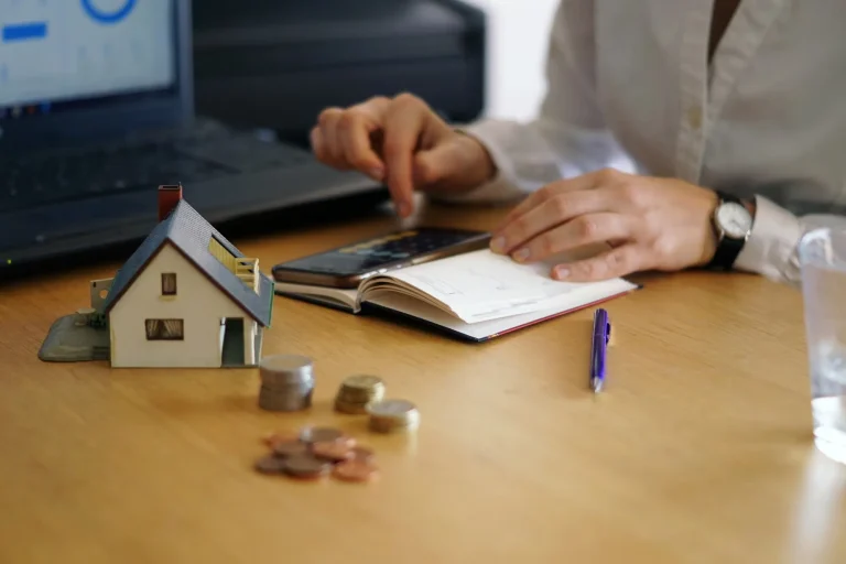 personne-qui-envisage-acheter-vendre-maison